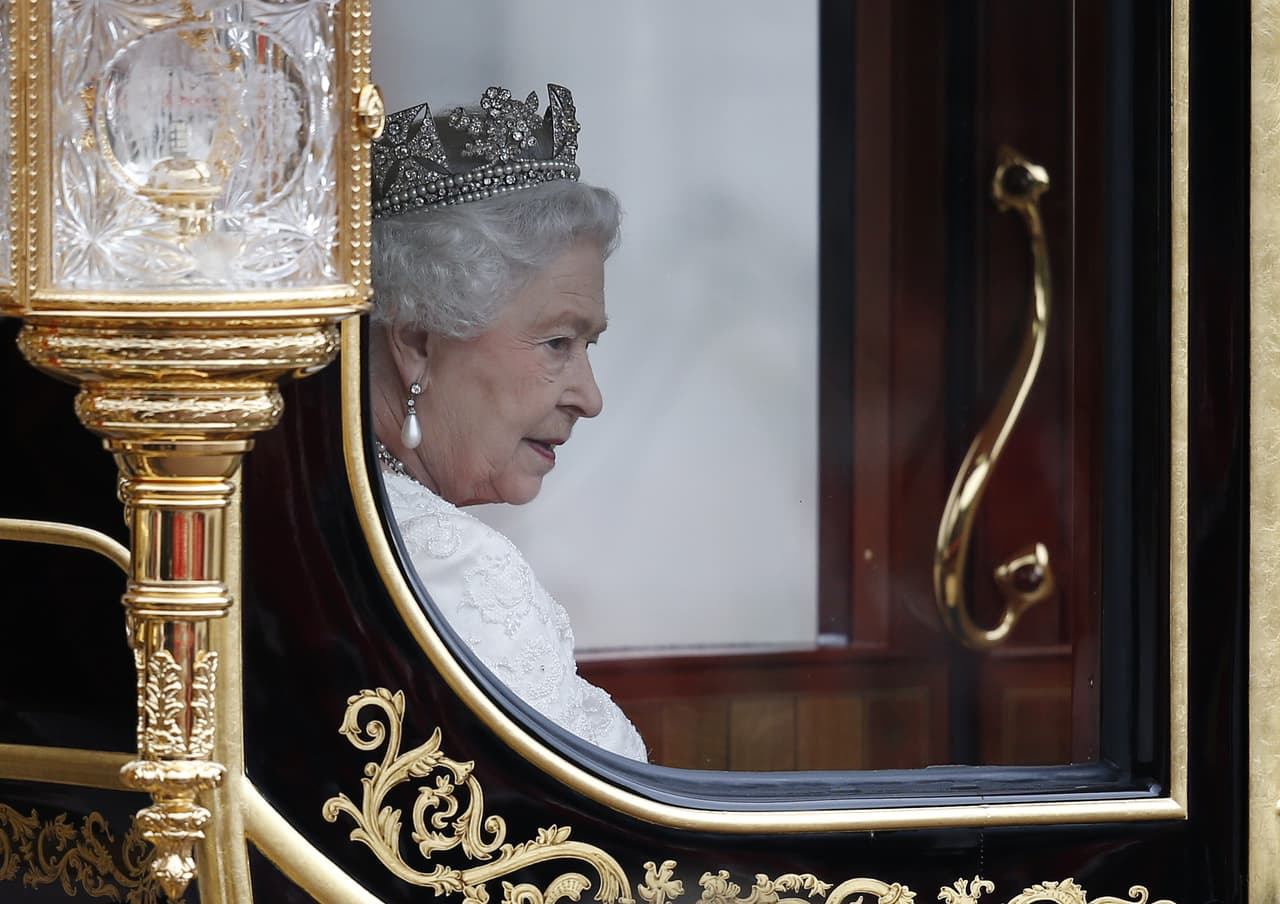 La Diamond Jubilee State Coach es una carroza de seis caballos construida por W.J. Frecklington en Australia. Fue ordenada inicialmente para celebrar el cumpleaños número 80 de la monarca en 2006, pero
<b> su entrega se demoró 8 años</b> por lo que fue finalmente entregada en 2014, justo a tiempo para la celebración del aniversario número 60 del reinado de la monarca.