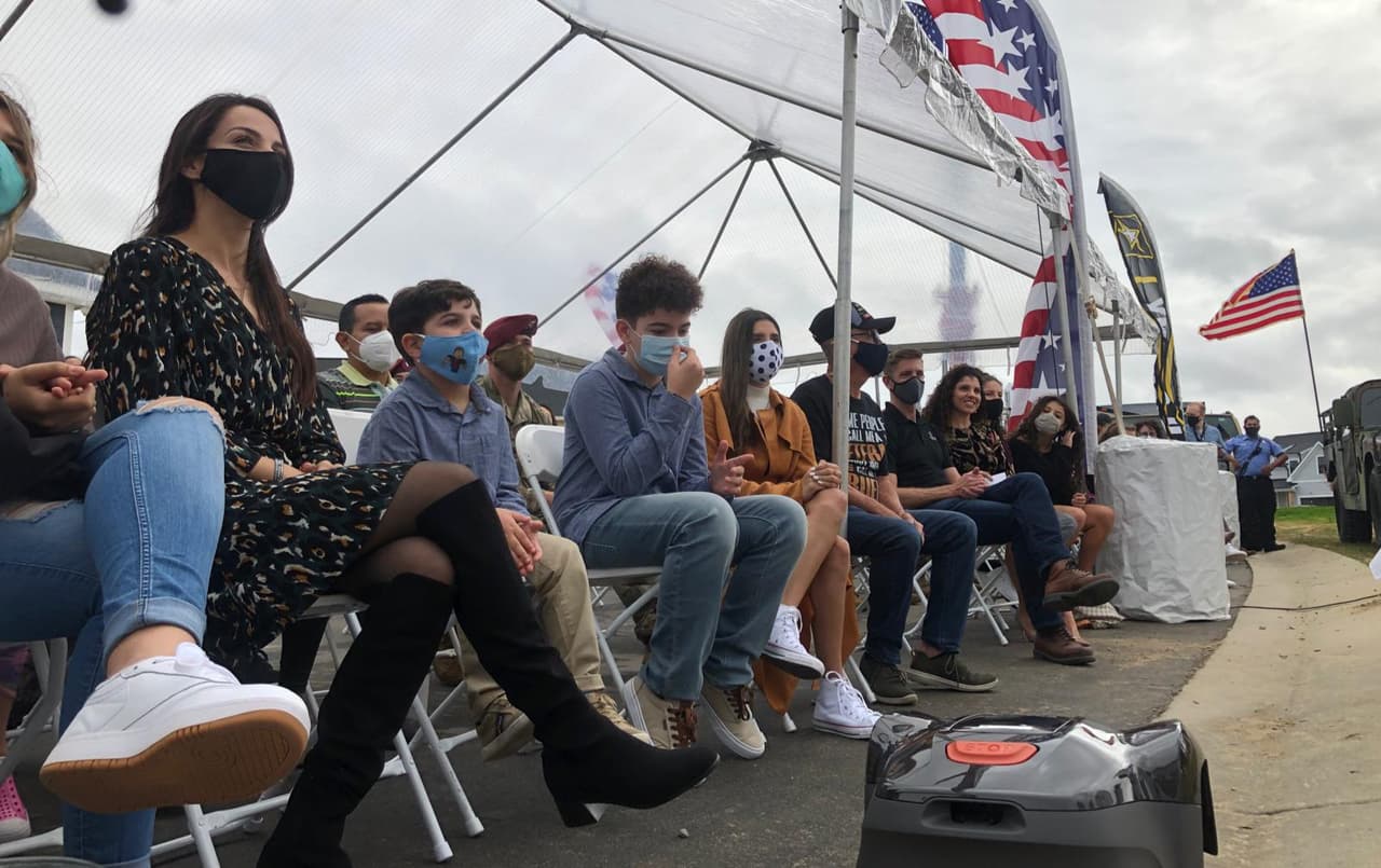 "Ese era su sueño", dijo la esposa del soldado hispano al recibir las llaves de su nueva casa.