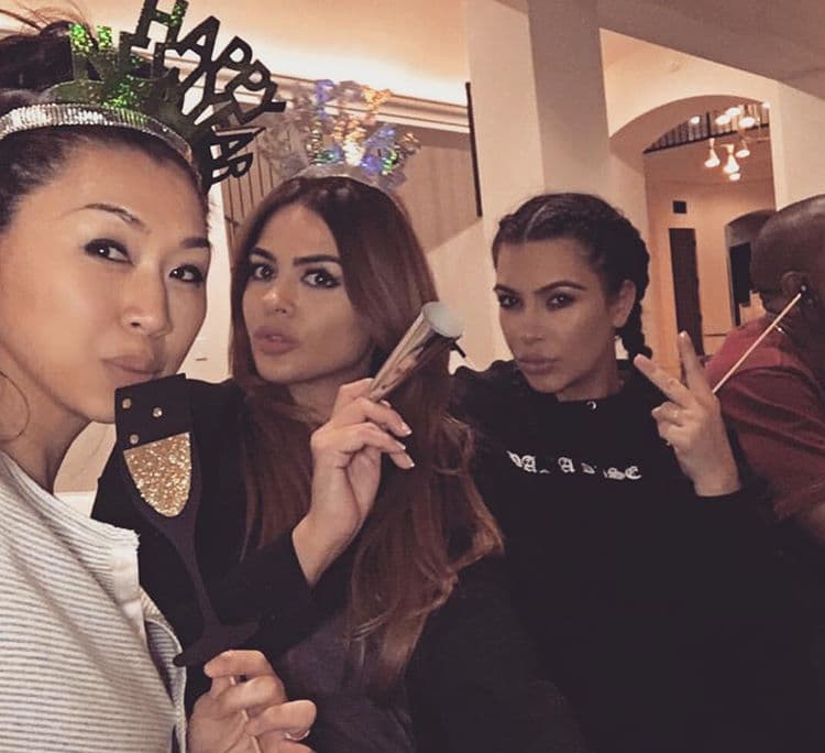 La mamás de Saint y North recibió el 2016 con un look muy cómodo y poco revelador.