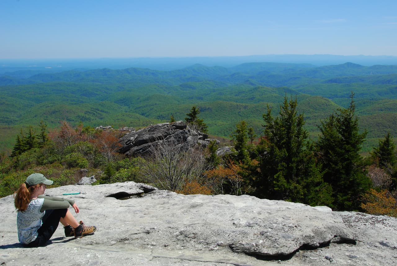 Si deseas una aventura menos extenuante, pruebe el Black Rock Trail, que ofrece vistas panorámicas de varios picos de las montañas circundantes, incluidos MacRae y Attic Window.