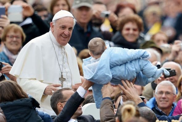 Y hay ocasiones que entre la multitud, los recién nacidos son acercados al pontífice para que les de su bendición.