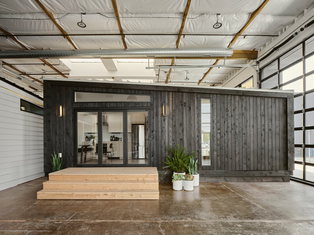 Los 20 diseños pre aprobados son de 10 compañías diferentes y están 
<a href="https://ladbs.org/adu/standard-plan-program/approved-standard-plans" target="_blank">disponibles en línea. </a>