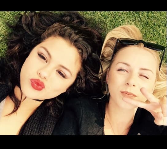 Estos meses Selena Gomez está más feliz que nunca, se divierte con sus amigas y se la pasa dando besos.