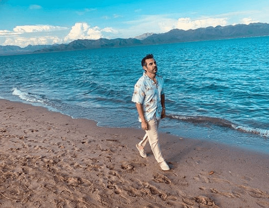 Durante un corto tiempo Adrián Uribe mantuvo oculto su romance, pero una vez confirmado su noviazgo no dudó en presumirlo en redes sociales. 
<br>