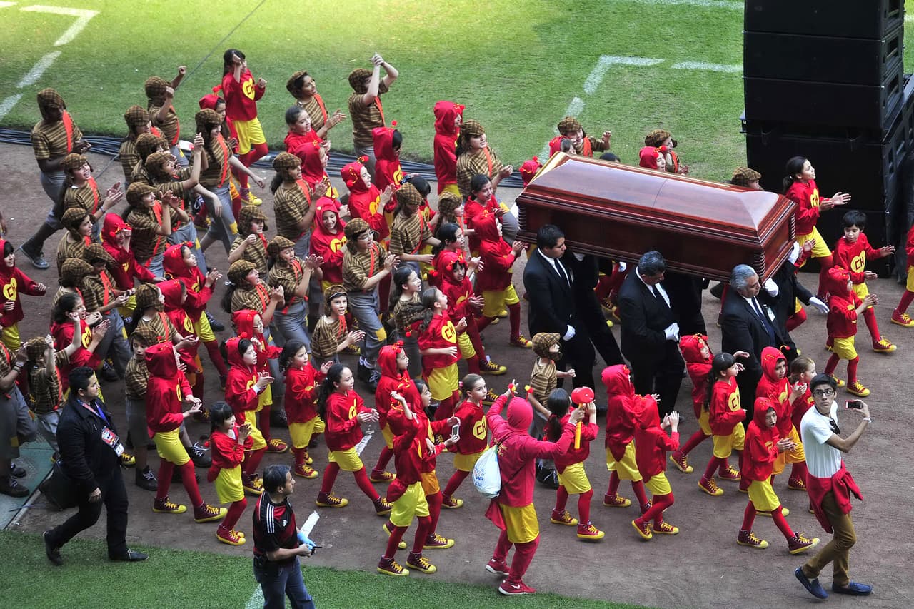 En una mezcla del mundo de Chespirito y del fútbol, la muerte de Roberto Gómez Bolaños fue una muestra del legado de este mexicano en el mundo.