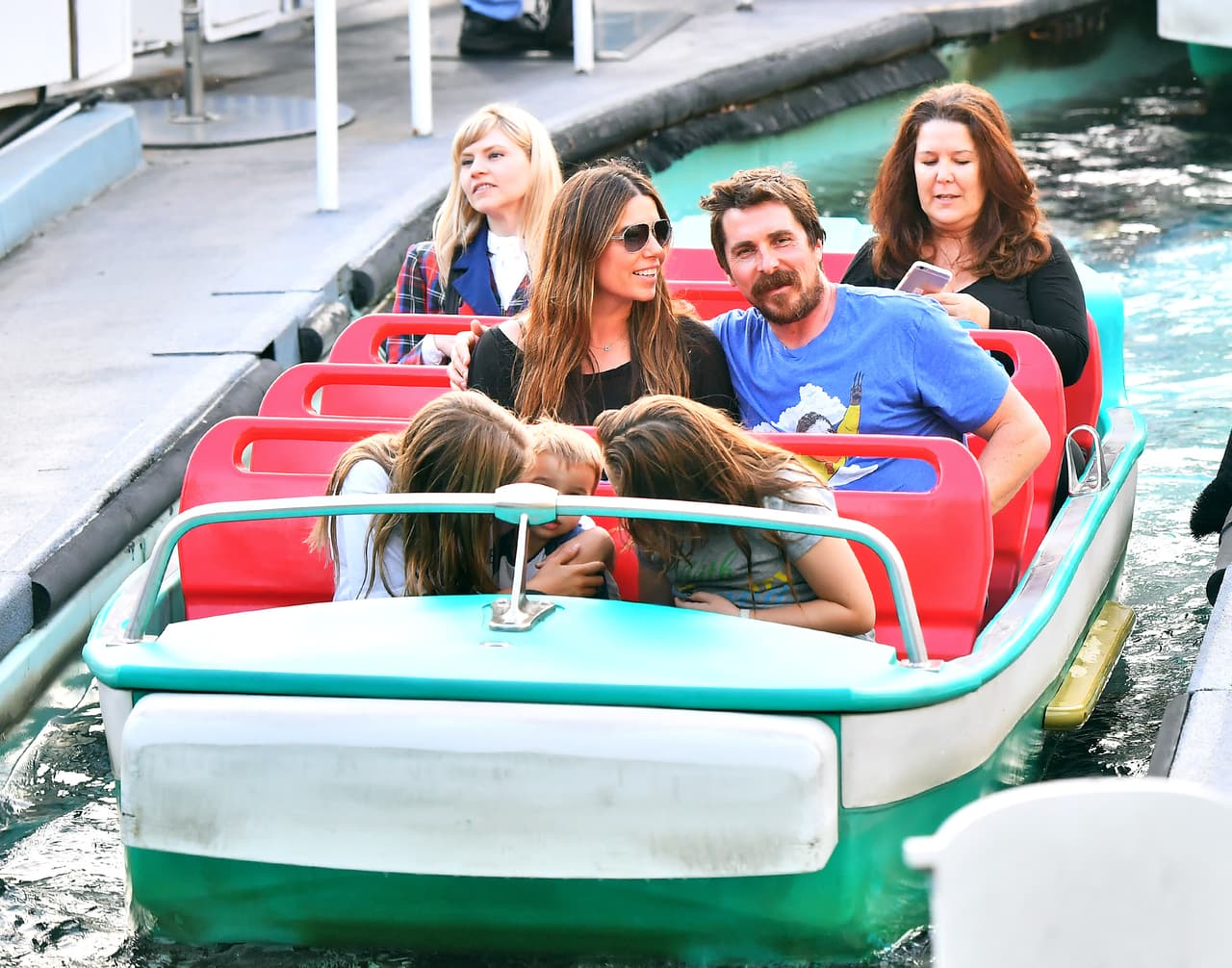 Aunque aquí las chicas parecen consolar al pequeño Joseph. ¿Se habrá asustado en el juego?