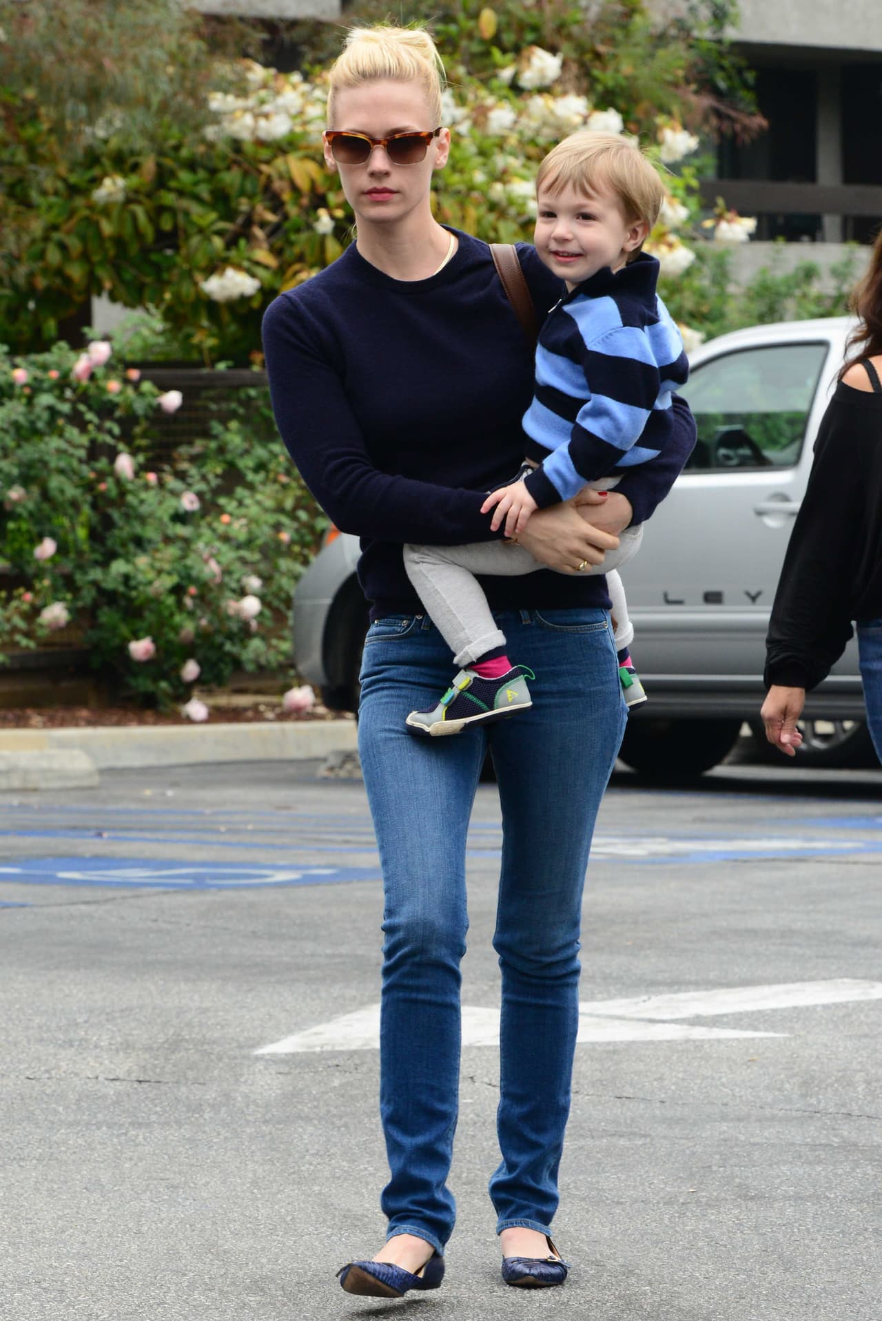 A finales de abril de 2011, el representante de la actriz January Jones dio a conocer que la protagonista de 'Mad Men' estaba esperando su primer hijo, en ese momento no se reveló la identidad del padre. Y hasta ahora no lo ha hecho.