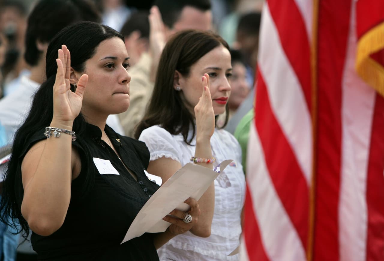 El servicio de inmigración pospone hasta finales de agosto la suspensión de miles de empleados