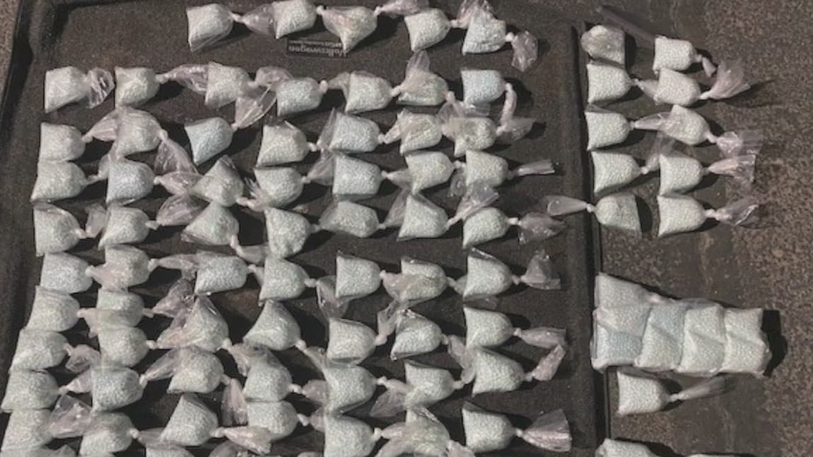 La policía de Phoenix dio un duro golpe a una red de narcotráfico que operaba desde México. Durante el operativo, se arrestó a 14 personas y se decomisaron más de 500,000 pastillas de fentanilo, además de vehículos, armas y dinero en efectivo.