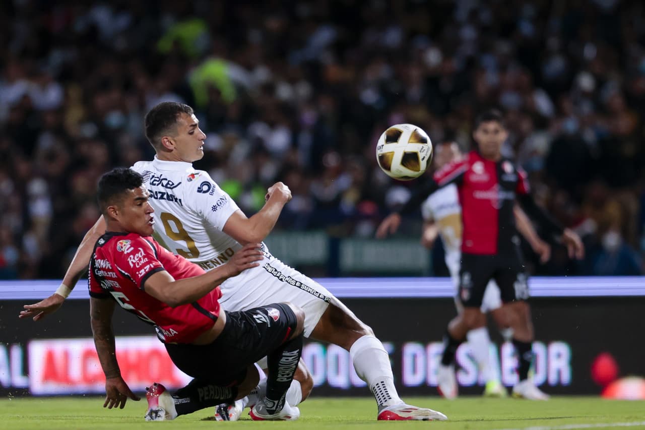 Con un cañonazo de Julio Furch en el primer tiempo, Atlas logra vencer de visita a los Pumas 0-1 y tomán una muy cómoda ventaja en las semifinales del futbol mexicano.
