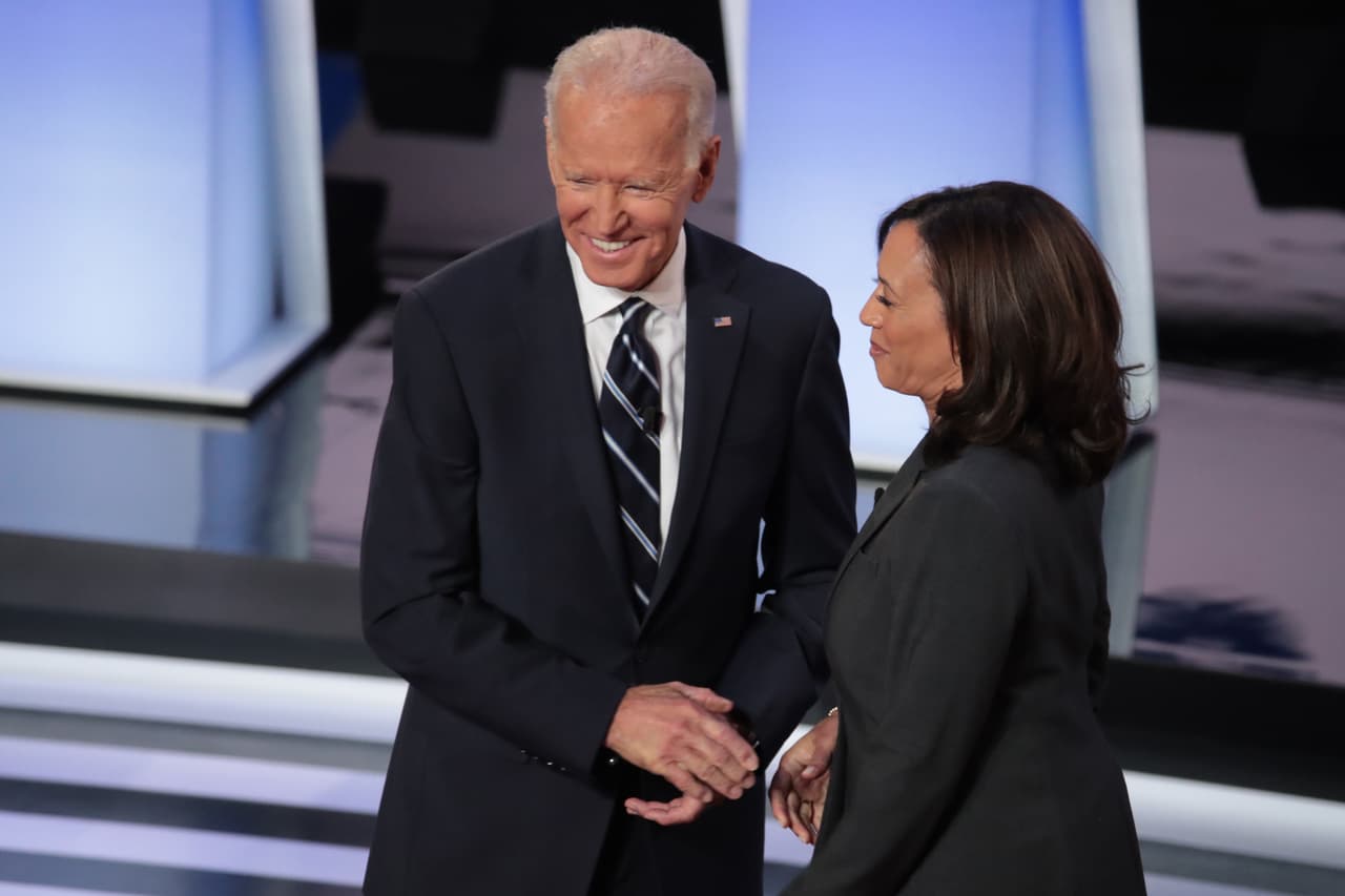 "Trátame bien, chica", se pudo escuchar que le dijo el exvicepresidente 
<a href="https://www.univision.com/temas/joe-biden">Joe Biden</a> a la senadora por California 
<a href="https://www.univision.com/temas/kamala-harris">Kamala Harris</a> cuando se saludaron en el escenario al principio del debate. Biden parecía referirse al pulso que tuvieron sobre segregación escolar en su primer encuentro en junio en Miami.