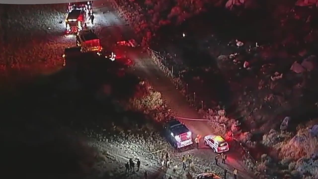 La investigación preliminar señala que este domingo, a eso de las 6:00 de la tarde, cerca de Pipeline Road y Apache Trail en Cabazon, dos helicópteros involucrados en la extinción de un incendio forestal chocaron. Uno logró aterrizar bien, pero el otro se estrelló, causando la muerte de sus tres ocupantes.