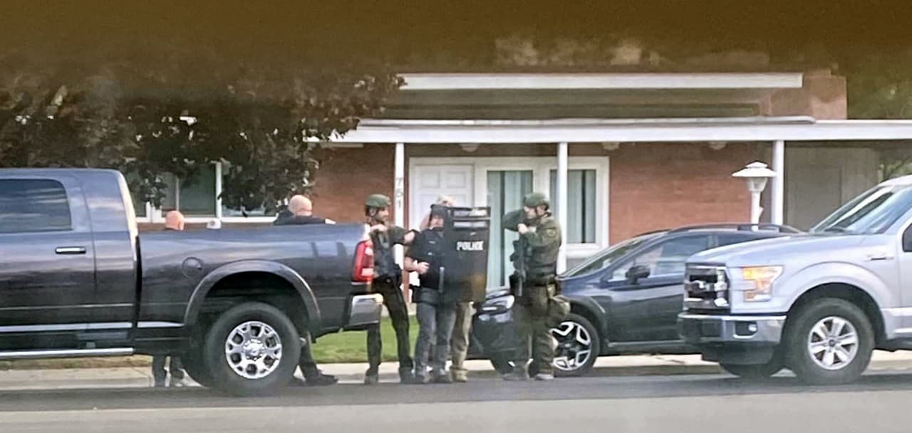 Agentes de la policía local llegaron a una casa en el 400 S y 700 E, tras una denuncia sobre una pelea familiar.