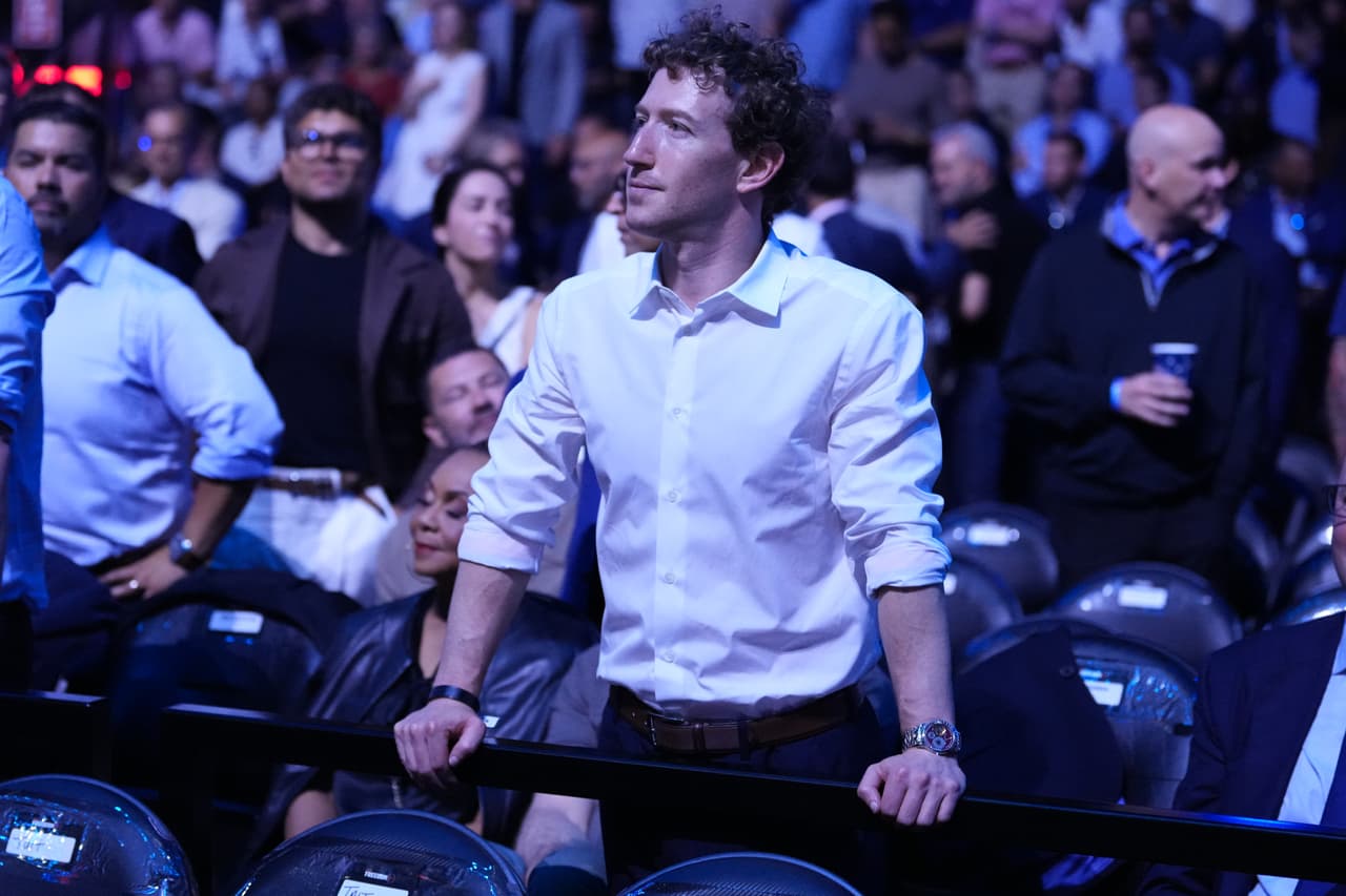 El director ejecutivo de Meta, Mark Zuckerberg, asiste al evento UFC Freedom 250.