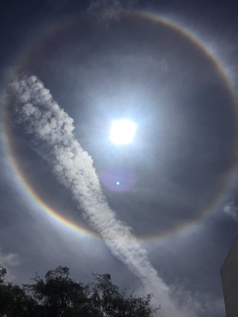 Son frecuentes los anillos del Sol (halo solar) o de la Luna (halo lunar). Esta imagen fue tomada en Querétaro. 
<b>Foto: @lilvixx</b>