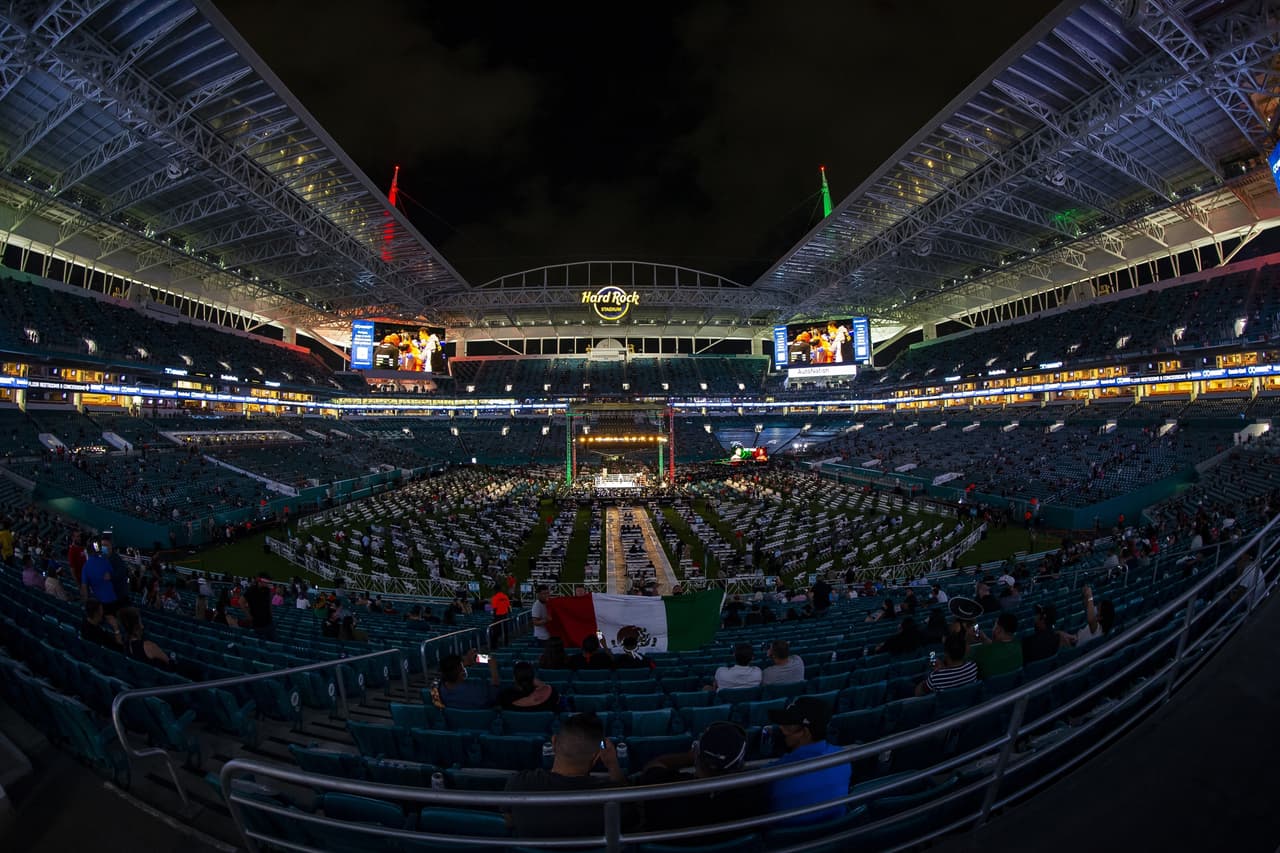 Los primeros episodios, el mexicano castigaba ligeramente a Yildirim. Canelo mandó a la lona al turco en el tercer asalto con un tremendo jab de derecha. Yildirim se levantó, pero ya no salió al cuarto asalto. Fue así como Canelo retuvo los cetros de peso supermediano del CMB y AMB.