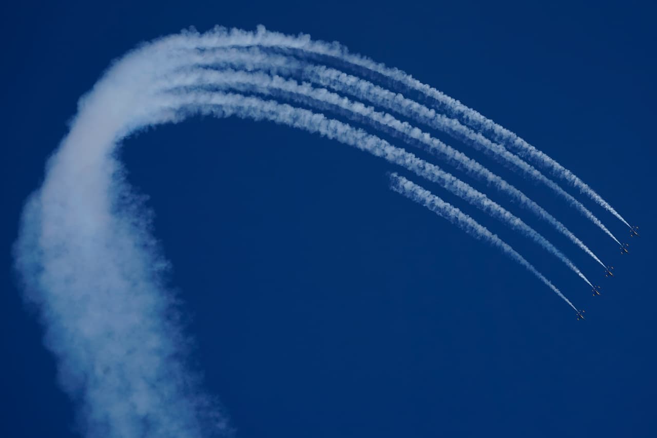 El escuadrón aéreo está divido formaciones llamadas "el Diamante" ('Blue Angels' 1 a 4) y los "Solos" ('Blue Angels' 5 y 6). La mayoría de sus exhibiciones se alternan entre las acrobacias realizadas por el "Diamante" y aquellas efectuadas por los "Solos".