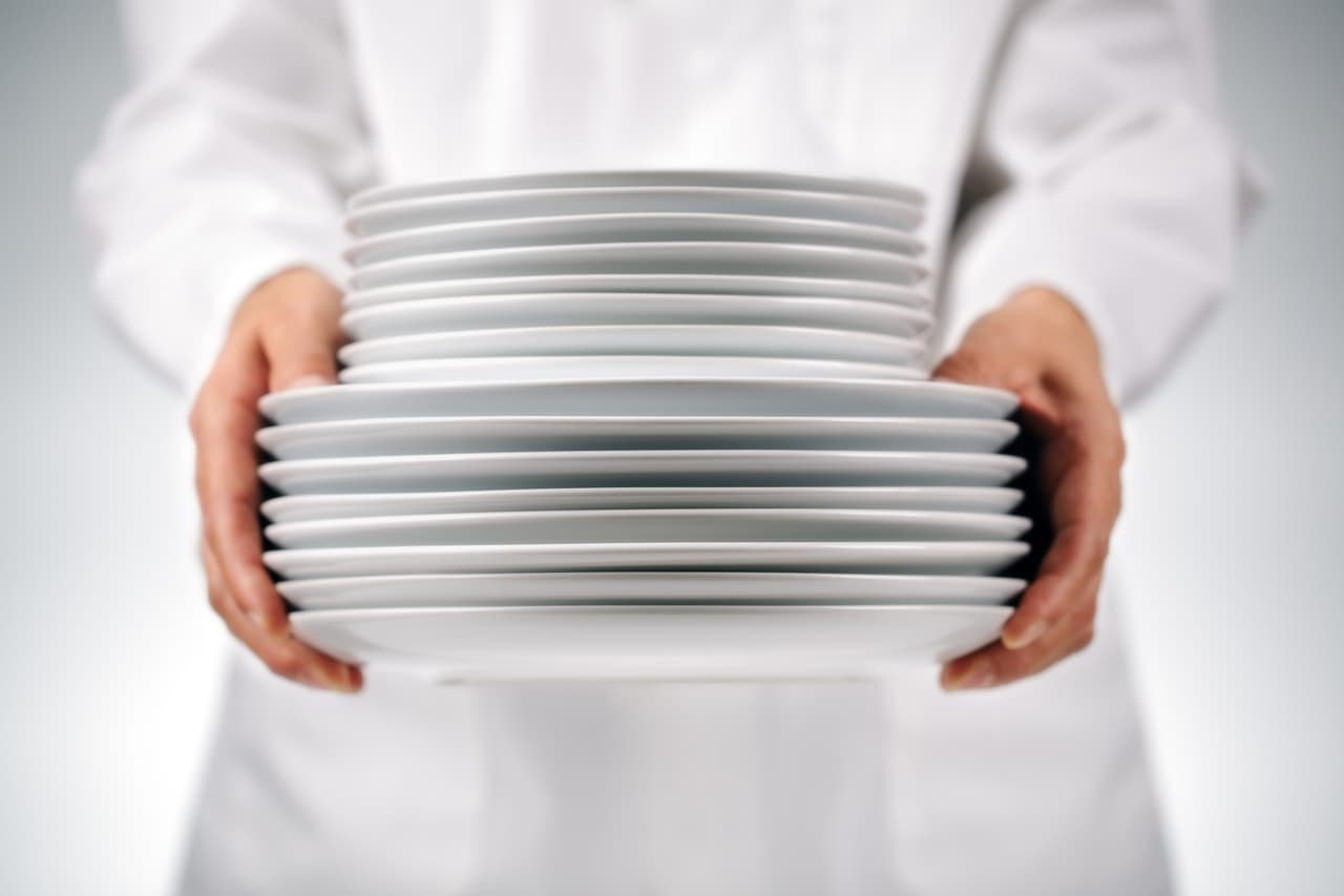 <b>Coman en platos pequeños.</b> Dile adiós a los platos grandes y a los platillos para compartir. Compra unos platos pequeños para que así también se sirvan menos.