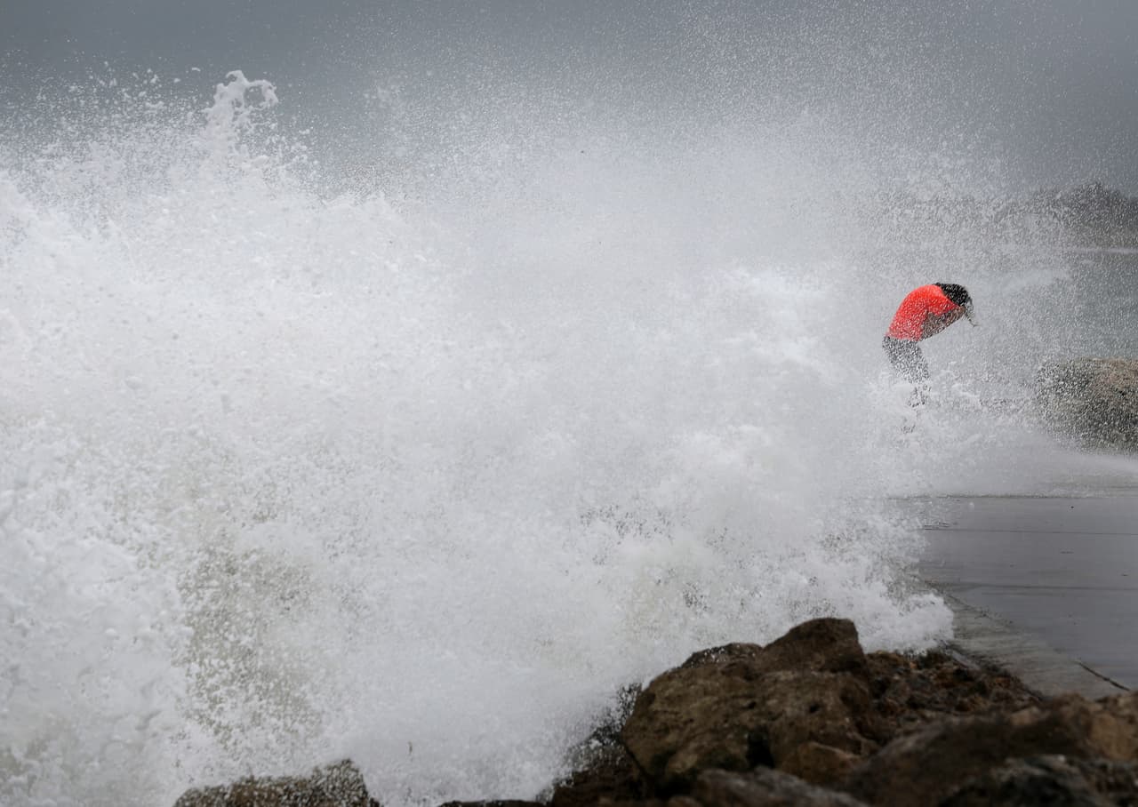 Pero la intensidad de las olas golpeando en las rocas, asustó a los más atrevidos.