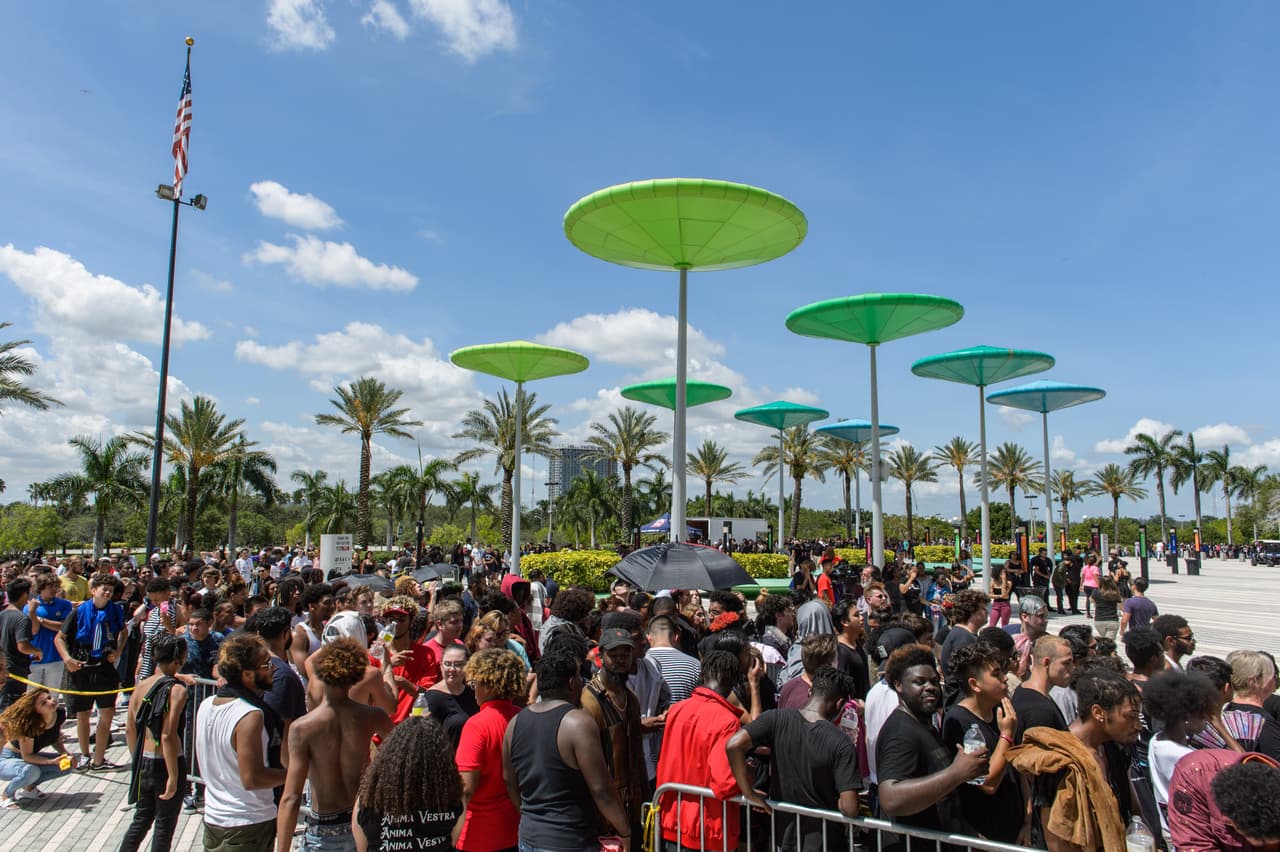 Este miércoles, los fanáticos empezaron a llegar 
<b>desde temprano</b>, aunque el velatorio del 
<b><a href="https://www.univision.com/entretenimiento/el-funeral-de-xxxtentacion-el-rapero-asesinado-sera-en-un-estadio-de-florida">rapero XXXTentacion</a></b> no empezaba hasta el mediodía. La fila frente al estadio BB&T Center en Sunrise, Florida, era tan larga que la muchedumbre parecía que esperaba para entrar a un concierto.