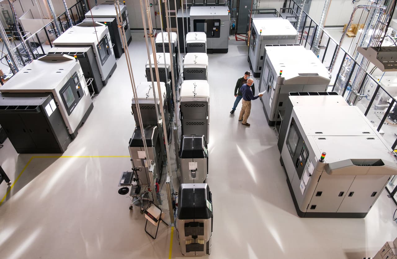 General Motors anunció el pasado 14 de diciembre que abrirá una nueva instalación de 15,000 pies cuadrados, llamada Centro de Industrialización Aditiva (AIC), en la que albergará 24 impresoras 3D. El objetivo principal de esta iniciativa es la de poder crear prototipos en un lapso de tiempo más corto, lo que no solo acelerará el desarrollo de vehículos, sino que también reducirá significativamente los costos necesarios para diseñar modelos nuevos.