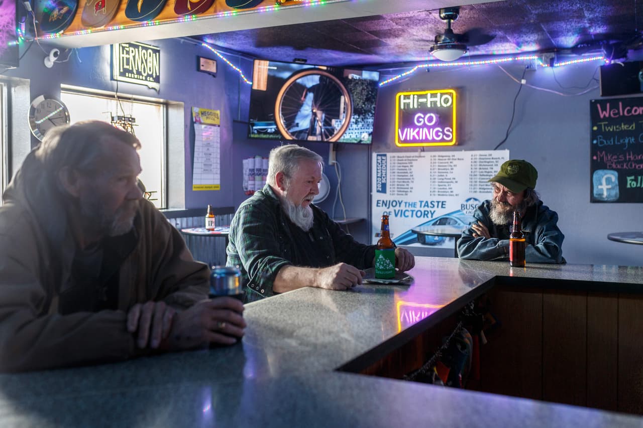 Residentes de Sioux Falls, Dakota del Sur, conversan manteniendo la distancia en un bar el 20 de abril. Aunque en este estado hay más de 1,700 enfermos de covid-19, la gobernadora republicana Kristi Noem se ha negado a imponer una cuarentena.