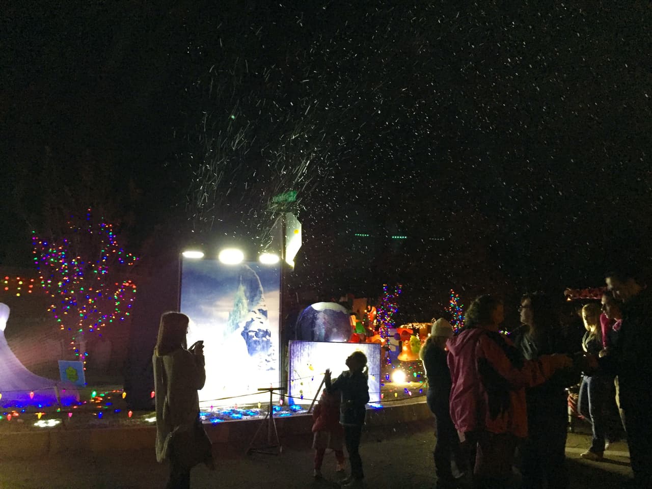 La recreación del castillo de Frozen con Elsa y Ana y una máquina de nieve artificial es uno de los mayores atractivos de los niños.