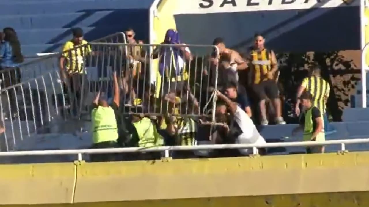 ¡Violencia en la Libertadores! fans de Rosario Central lanzan vallas hacia los de Peñarol
