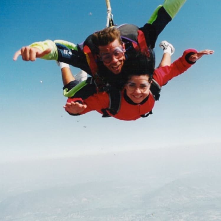Victoria es la primera en levantar la mano a la hora de vivir deportes extremos pues la actriz de 55 años se ha aventado en paracaídas en más de una ocasión: "Es una experiencia padrísima que me encantaría repetir pronto".