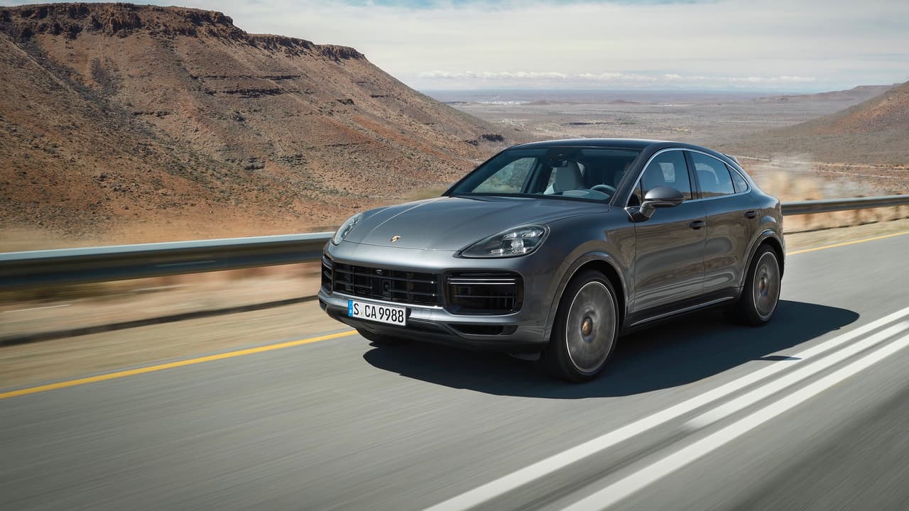 A diferencia de sus competidoras, sin embargo, la nueva Porsche Cayenne Coupe es un vehículo cuya 
<b>belleza extraordinaria</b> compensa en parte su falta de utilidad.