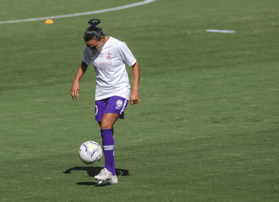 Marta, la gran estrella del futbol femenil, tiene COVID-19