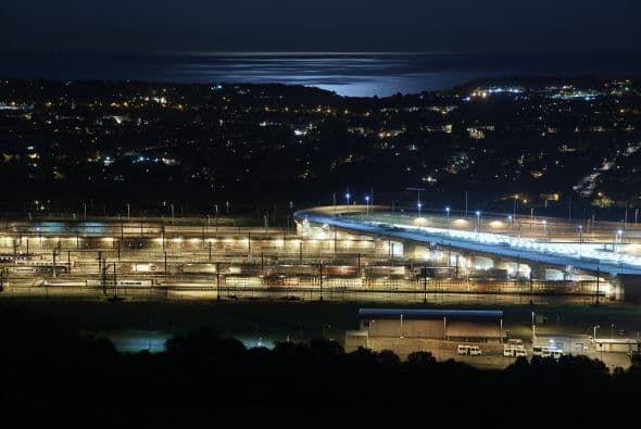 The English Channel, magníficamente iluminado por la Luna Azul, en Folkstone, Inglaterra.