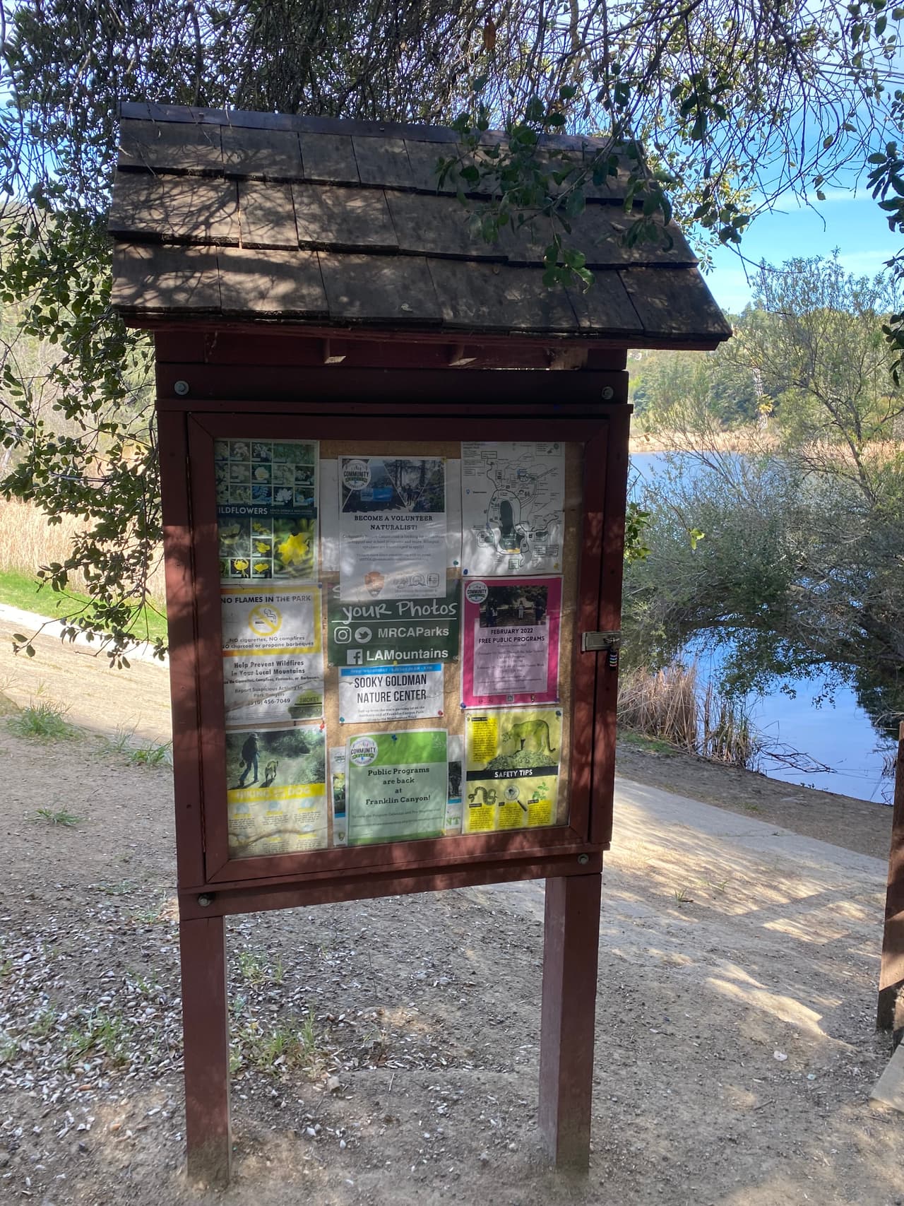 En la zona del reservorio encontrarás suficientes puestos de estacionamiento, por lo que si vas de paseo con los pequeños, puedes disfrutar del recorrido alrededor del estanque.