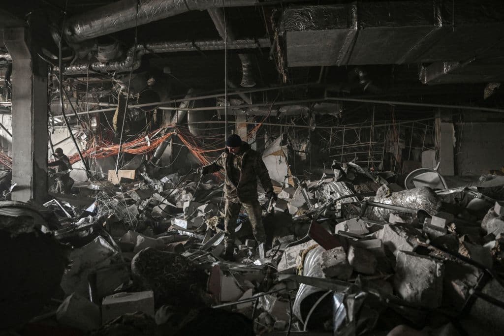 El alcalde de Kiev, Vitali Klitschko, anunció un nuevo 
<b>toque</b> de 
<b>queda</b> en la capital ucraniana a partir del lunes por la noche hasta el miércoles por la mañana para proteger a la población civil de los ataques rusos. 
<br>