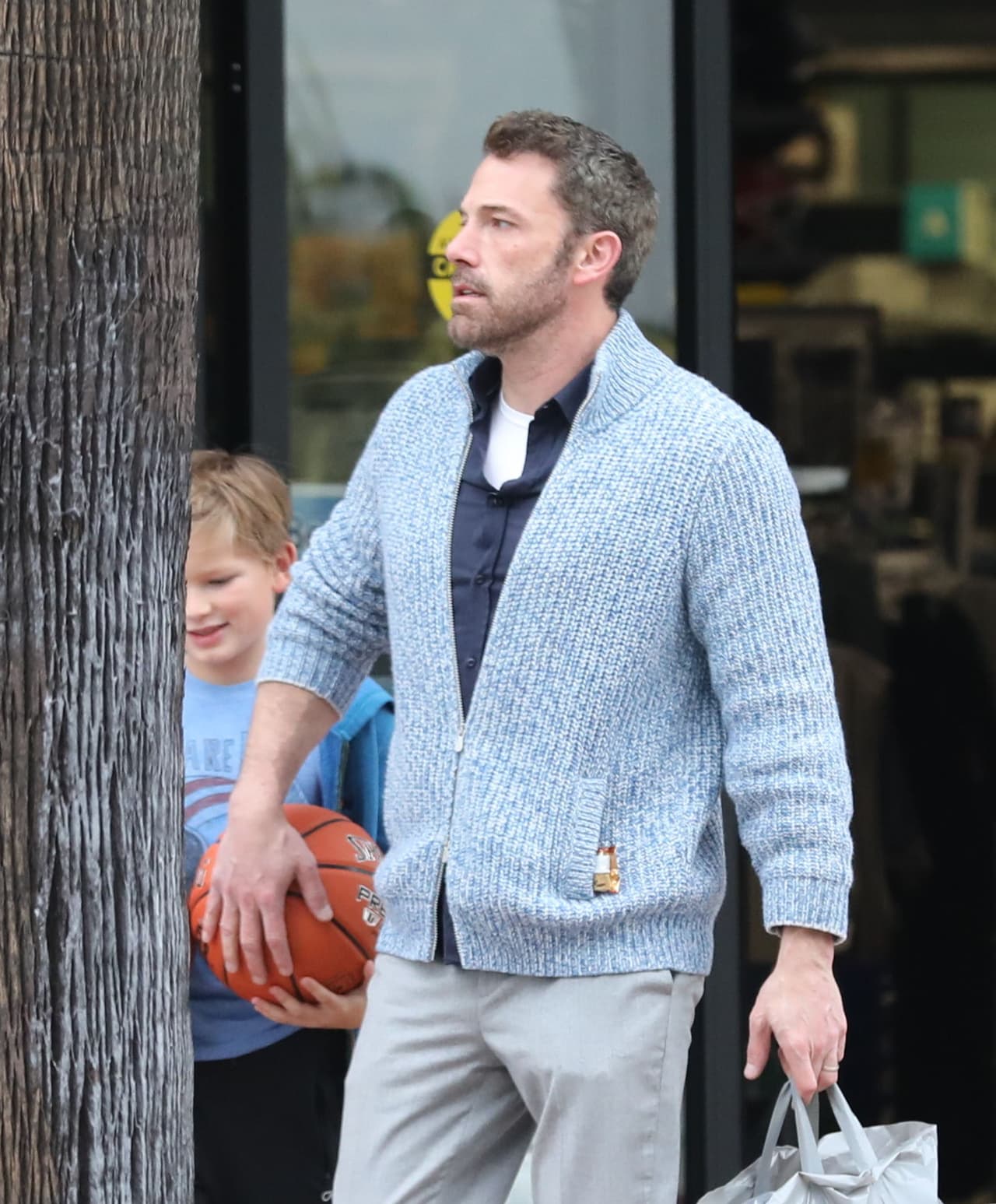 Padre e hijo fueron de compras a una tienda de artículos deportivos. 
<br>