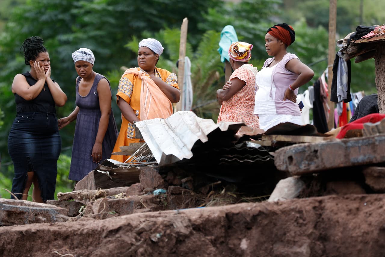 El operador público de transporte intenta restablecer los principales ejes y la prioridad es reconstruir los puentes que dejaron aisladas a algunas zonas de la ciudad de más de 3.5 millones de habitantes. Los hospitales, operando al límite, resultaron con daños: 58 establecimientos de salud fueron "afectados por las inundaciones", según el gobierno.