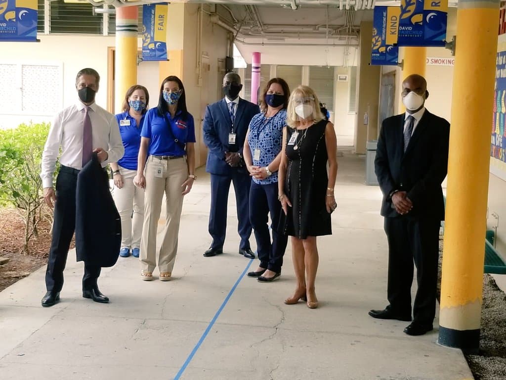 El superintendente escolar Alberto Carvalho visitó varias escuelas y aseguró que todos están protegidos dentro de los planteles.