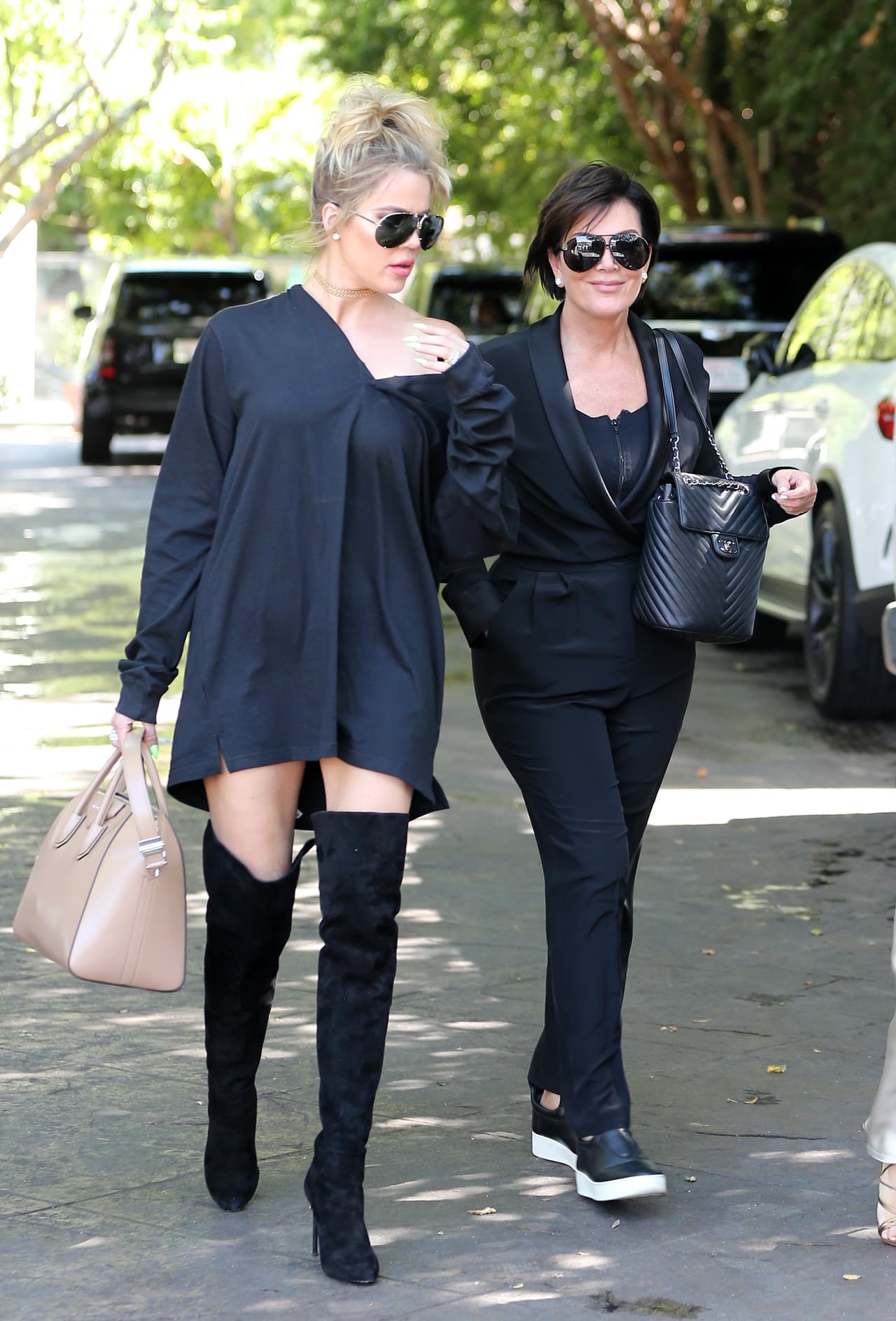 La mamá de las Kardashian-Jenner sonrió a los paparazzi, como muestra de que se encuentra bien.