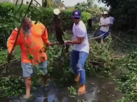 Como agradecimiento a que aún contaban con un techo donde dormir, salieron en familia a las calles para limpiar su comunidad y ayudar a los que realmente lo perdieron todo.