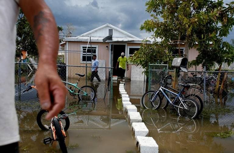 Las aguas entraron a la mayoría de las casas del pueblo. Muchos temen que puedan estar contaminadas.