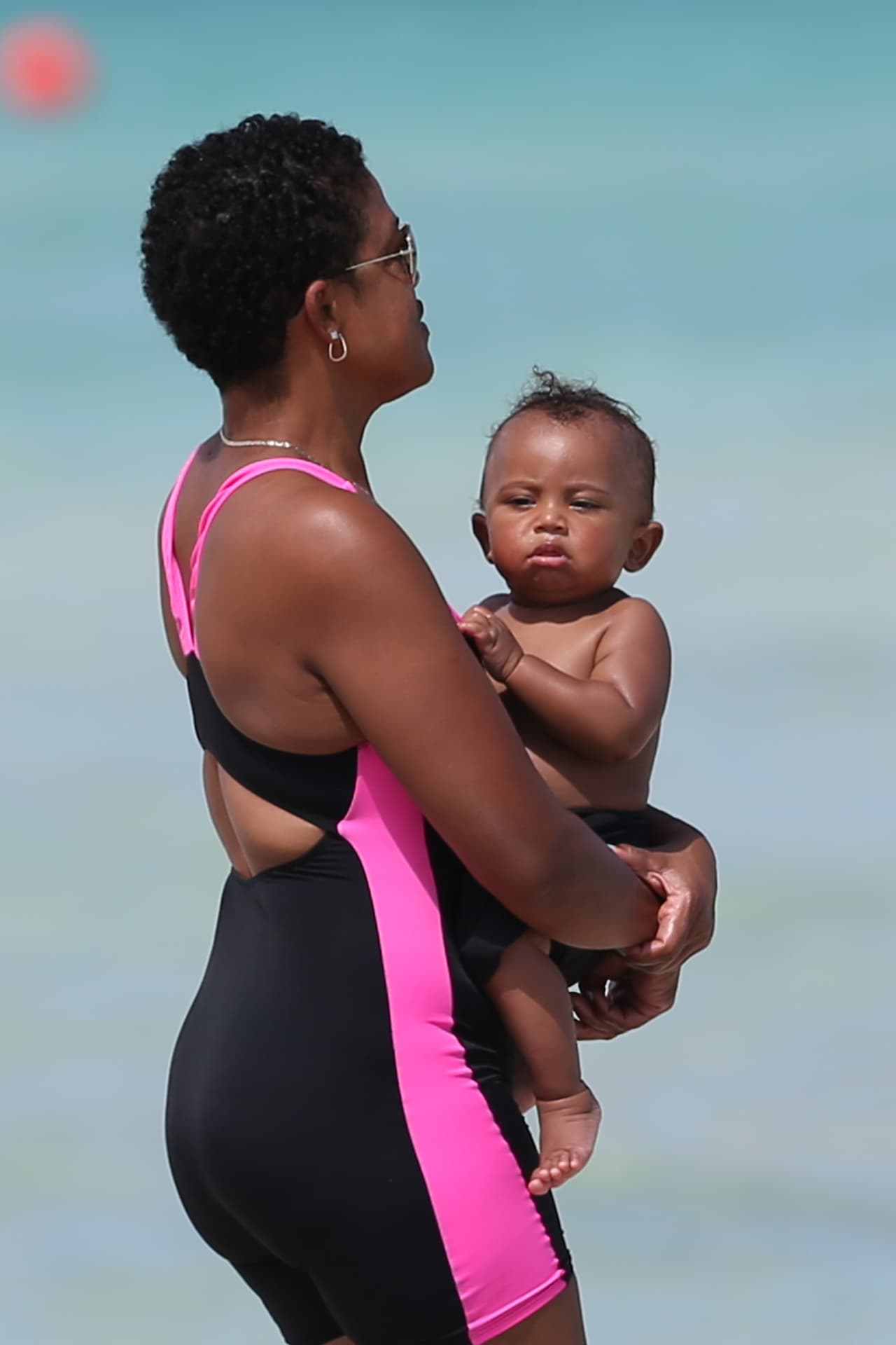 Saint de lo más agusto en brazos de su nana.