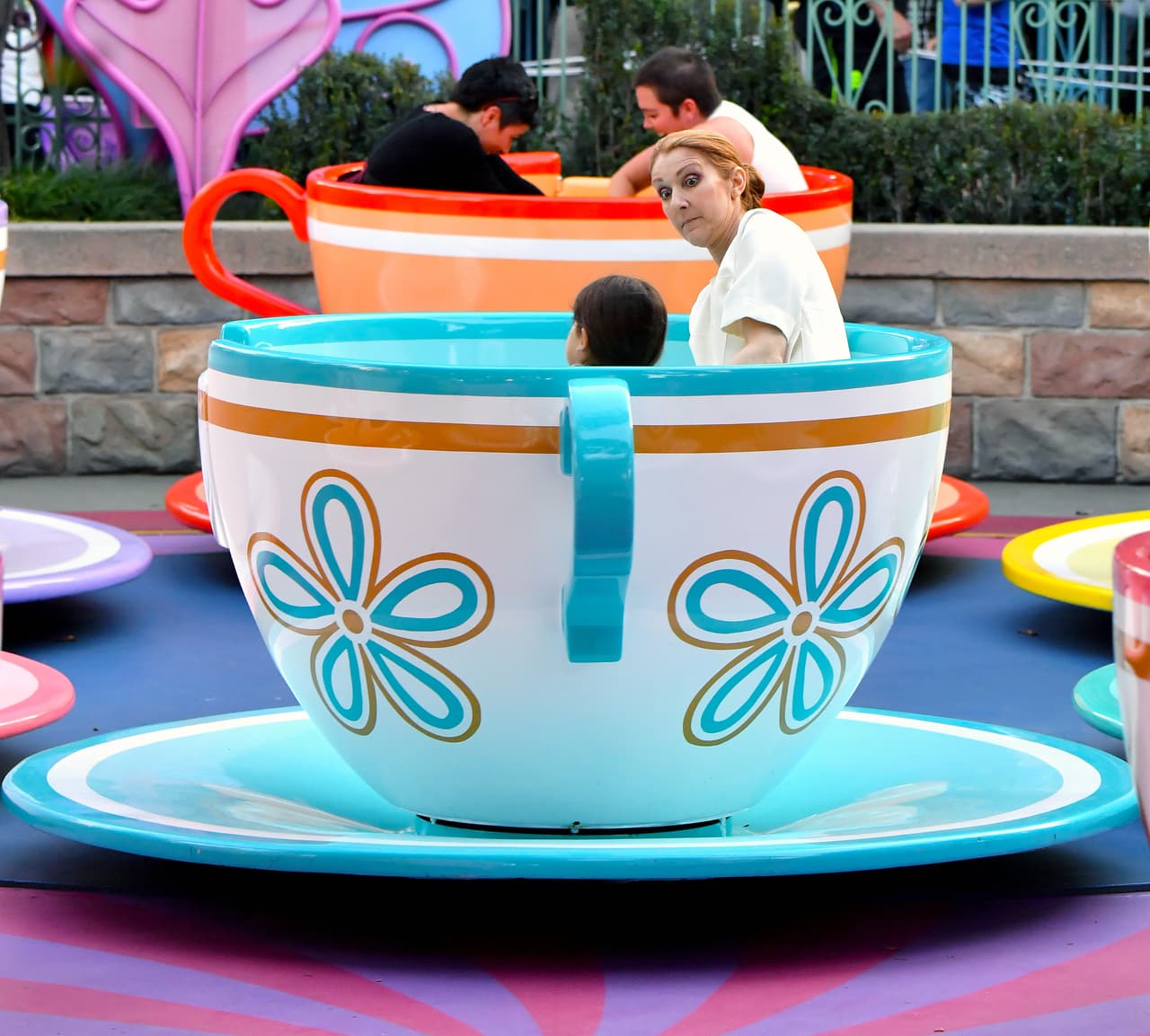 Se subió a las tazas con uno de sus peques.