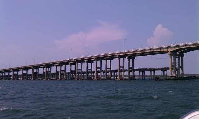 El puente de la bahía de Pensacola en Florida, como se conoce hasta hoy se inauguró al público en 1960, reemplazando al puente original de 1931.
<br>
<br>La estuctura que conecta a la bahía de Pensacola, sufrió daños estructurales tras el paso del huracan Ivan en 2004.
<br>
<br>El enlace de concreto es transitado por al menos 50 mil vehículos diariamente.