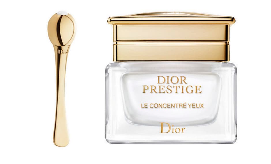 Su ingrediente estrella es el néctar de la rosa de Granville que ataca 
<b>la flacidez de la piel alrededor de los ojos, las ojeras y la hinchazón;</b> además esta flor también le da su aroma. El aplicador que acompaña a esta crema, si se usa correctamente, promete potenciar su efecto. Su lujosa textura verdaderamente reanima a esta delicada zona.
<br>
<br>
<i><b>Exceptional regenerating eye care</b>, Dior, <a href="tp://shop.nordstrom.com/s/dior-prestige-le-concentre-yeux/4295841">Nordstrom</a>, $215 dólares.</i>
<br>