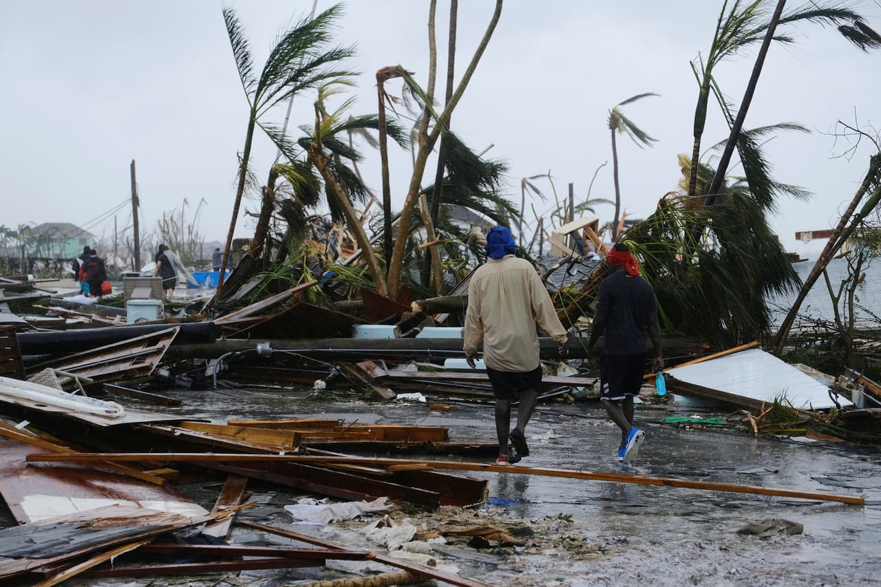 El gobierno de Bahamas envió cientos de policía y marines a las islas afectadas, al igual que médicos, enfermeras y otro personal sanitario. La Guardia Costera de Estados Unidos, la Marina Real británica y organizaciones humanitarias como Naciones Unidas y la Cruz Roja, se unieron al enorme esfuerzo de llevar comida y medicamentos a los sobrevivientes, y transportar en helicóptero a los más desesperados.