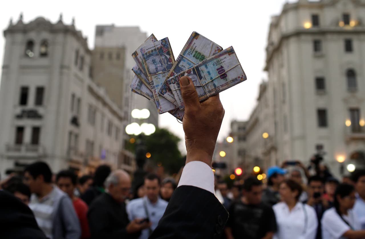 <b>Diciembre 2017.</b> La congresista Rosa Bartra, del partido opositor Fuerza Popular, revela documentos que dan cuenta de pagos de Odebrecht a la empresa de Kuczynski Westfield Capital, algunos de ellos realizados cuando el mandatario era funcionario. Ese mes se intensificaron las protestas en las calles a favor y en contra de Kuczynski.