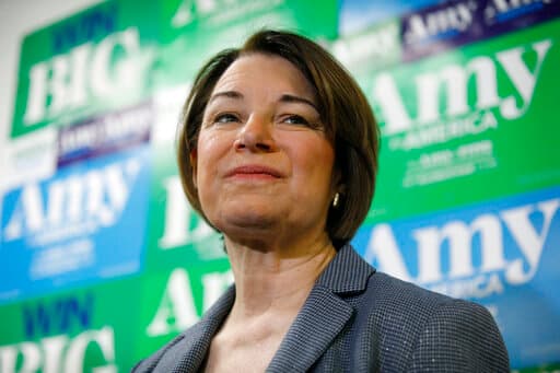 Amy Klobuchar, de Minnesota, quien hasta hace poco fue una precandidata presidencial demócrata, copatrocina una propuesta en el Senado para expandir el voto por correo.