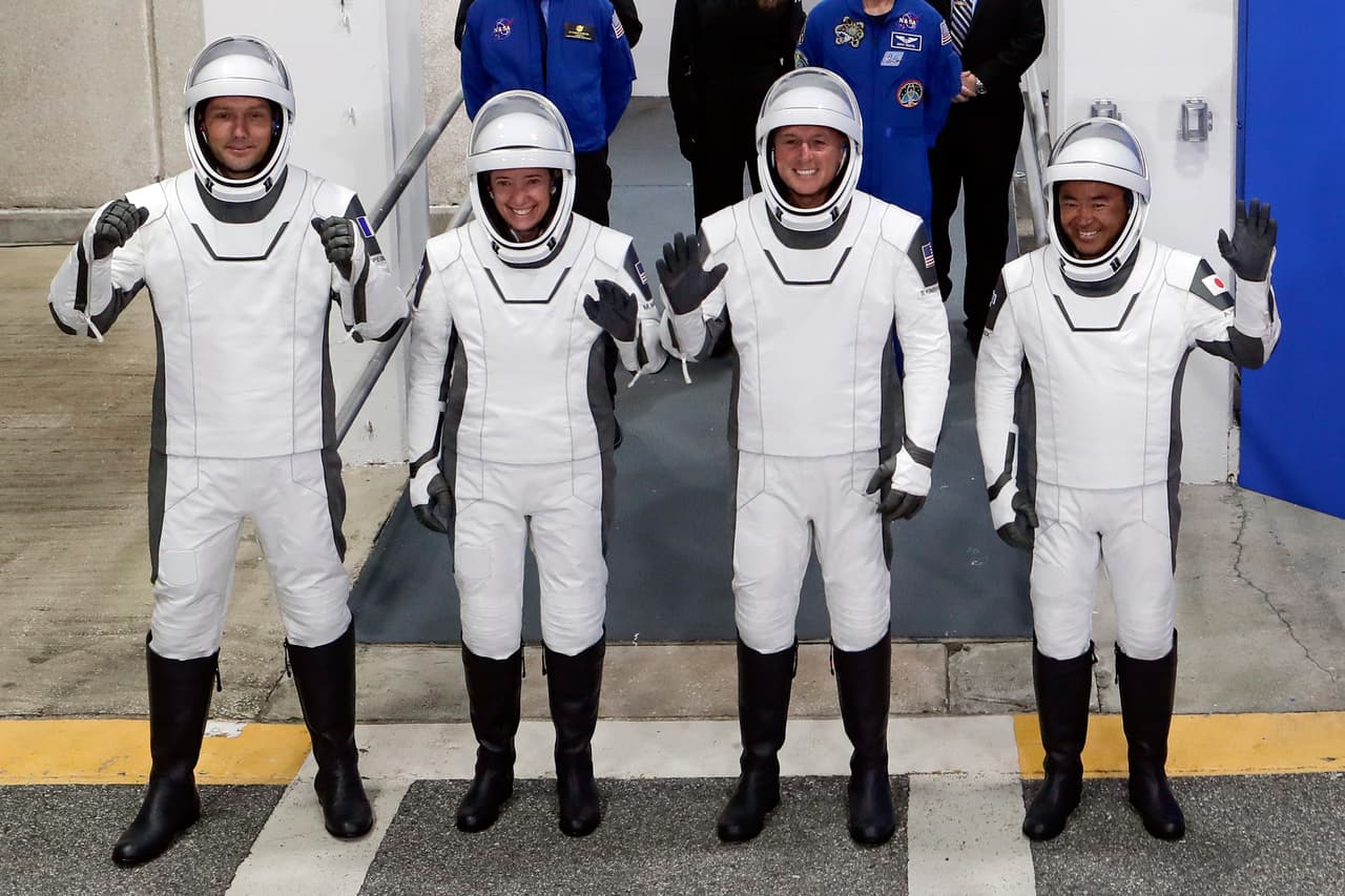 Los astronautas de la cápsula Crew Dragon (de izquierda a derecha) Thomas Pesquet, de la Agencia Espacial Europea; Megan McArthur y Shane Kimbrough, de la NASA, y Akihiko Hoshide, de la Agencia de Exploración Aeroespacial de Japón, antes de subir a la nave de SpaceX para su vuelo a la Estación Espacial Internacional.