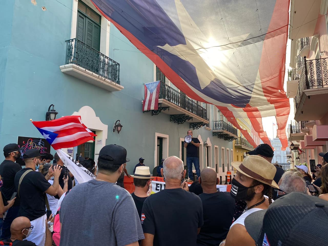 "Me parece insólito que cuando alguien quiere hacer algo por el bienestar de todos continúen con las mismas prácticas", indicó Molina en su cuenta de Facebook antes de llegar a la Calle Fortaleza.