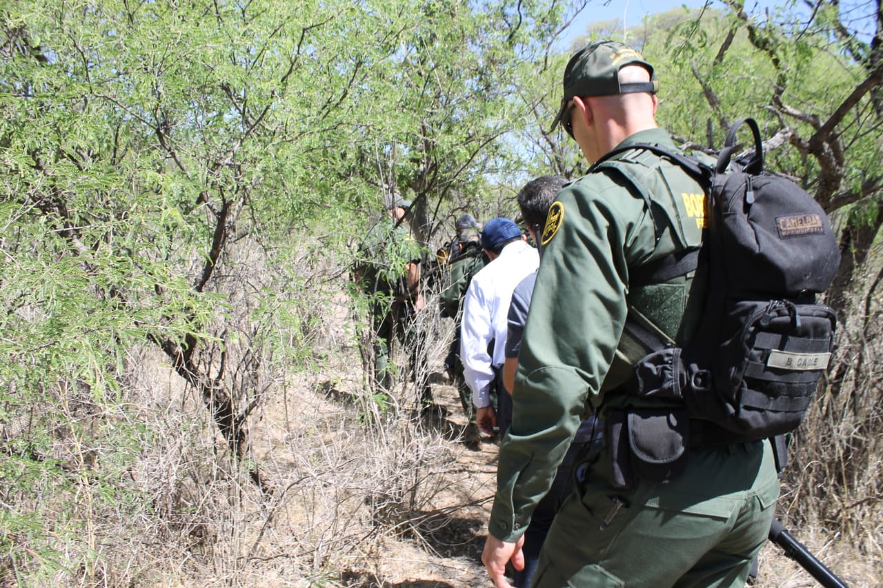 Los asistentes recorrieron tres millas por el desierto desde el muro hasta llegar a la estación de la Patrulla